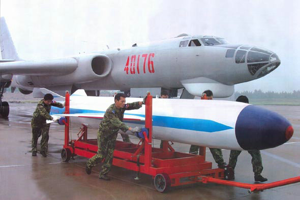 資料圖：轟-6型轟炸機(jī)可攜帶大型反艦導(dǎo)彈。