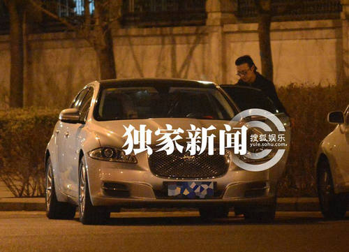 追星：汪峰攜美女豪車密會(huì)似車震 童謠似戀黃渤潮裝出街