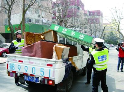 破椅爛沙發(fā)成青島商家占路神器 四車道變兩車道