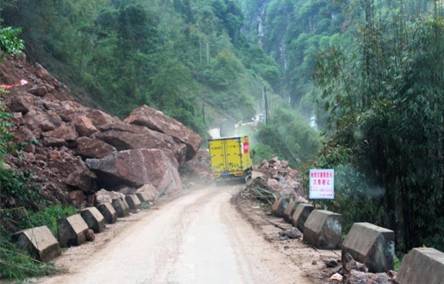 F:\蘆山地震\蘇寧救援車(chē)隊(duì)經(jīng)過(guò)剛剛搶通的通往雙石鎮(zhèn)的道路.jpg