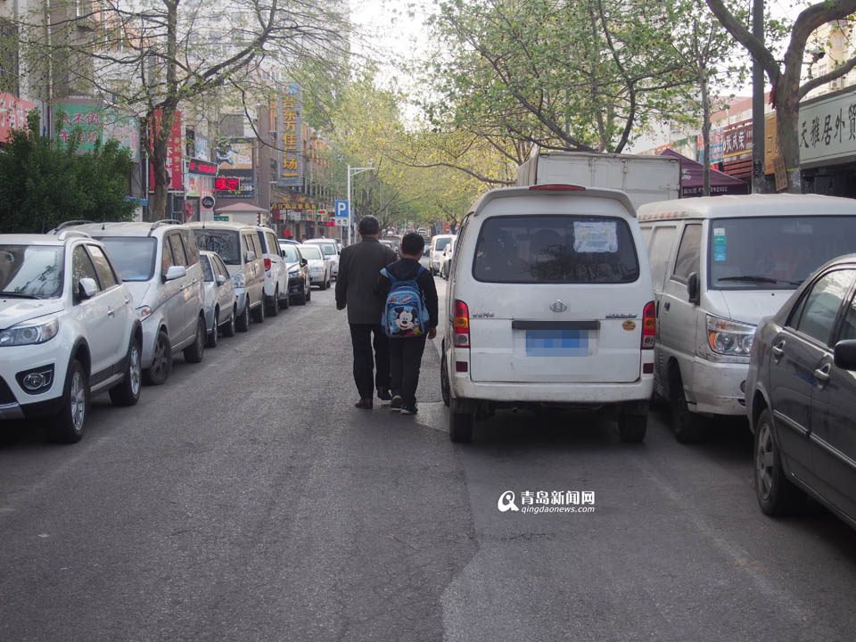 【深度青島】實(shí)拍臺(tái)東奇葩停車(chē) 交通豈能順暢