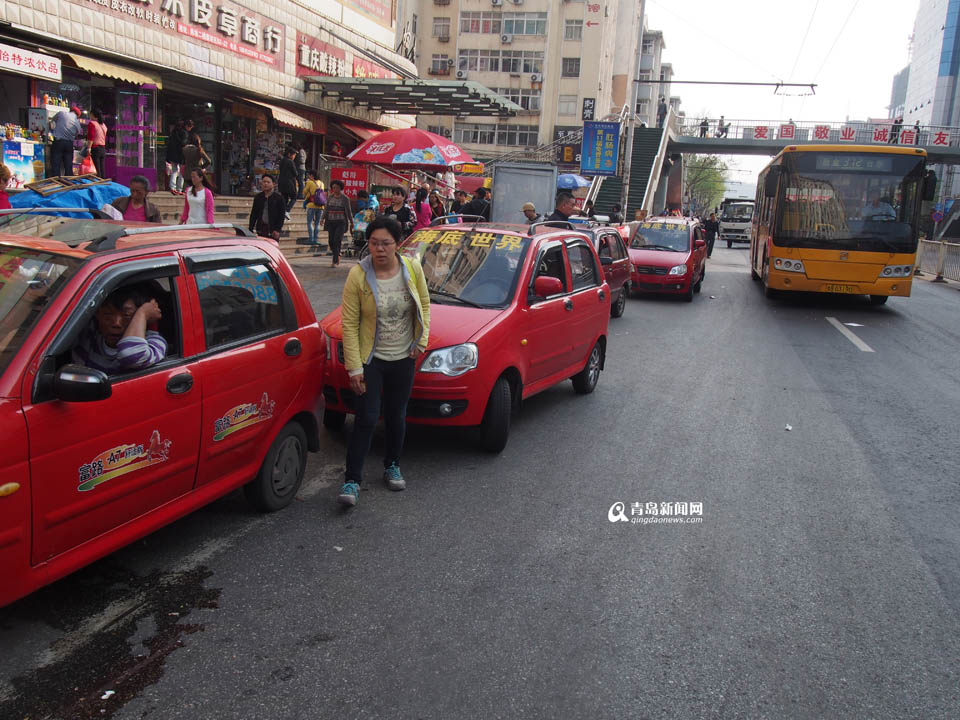 【深度青島】實(shí)拍臺(tái)東奇葩停車 交通豈能順暢