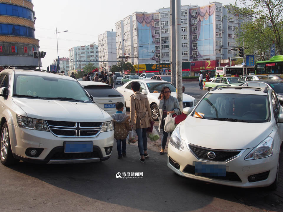 【深度青島】實(shí)拍臺東奇葩停車 交通豈能順暢