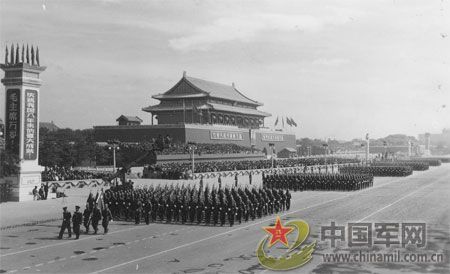 1957年國(guó)慶閱兵 國(guó)產(chǎn)戰(zhàn)斗機(jī)升空為“一五”告捷