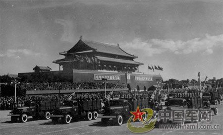 1958年國慶閱兵 民兵方隊規(guī)模空前