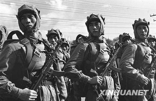 1953年國(guó)慶閱兵 人民軍隊(duì)正規(guī)化建設(shè)的成果展示