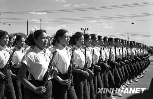 1958年國慶閱兵 民兵方隊規(guī)模空前(組圖)