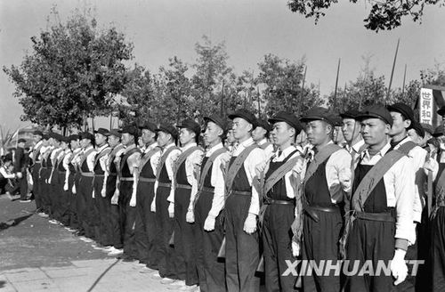 1958年國慶閱兵 民兵方隊規(guī)?？涨?組圖)