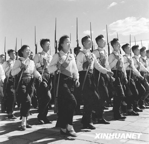 1958年國慶閱兵 民兵方隊規(guī)?？涨?組圖)