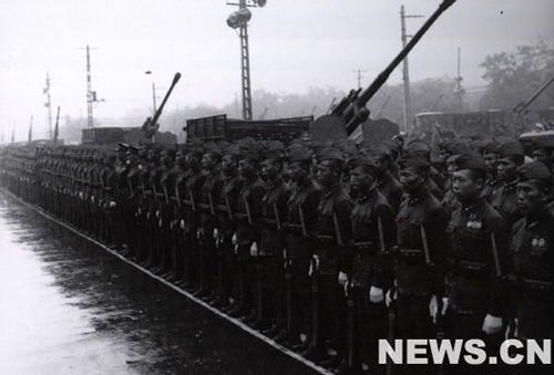 1956年國(guó)慶閱兵 大雨振軍容(組圖)