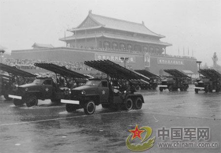 1956年國(guó)慶閱兵 大雨振軍容(組圖)