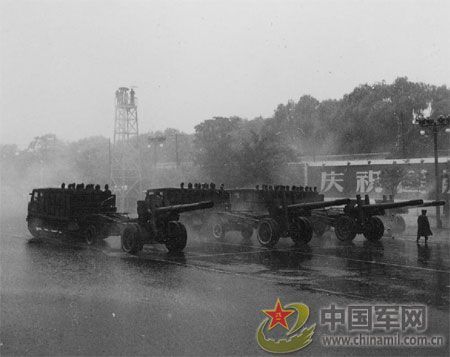 1956年國慶閱兵 大雨振軍容(組圖)