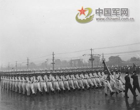 1956年國慶閱兵 大雨振軍容(組圖)